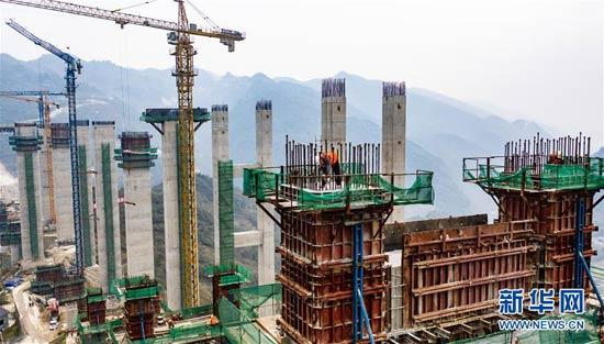 2月27日,工人在仁遵高速团结特大桥建设工地施工(无人机照片)